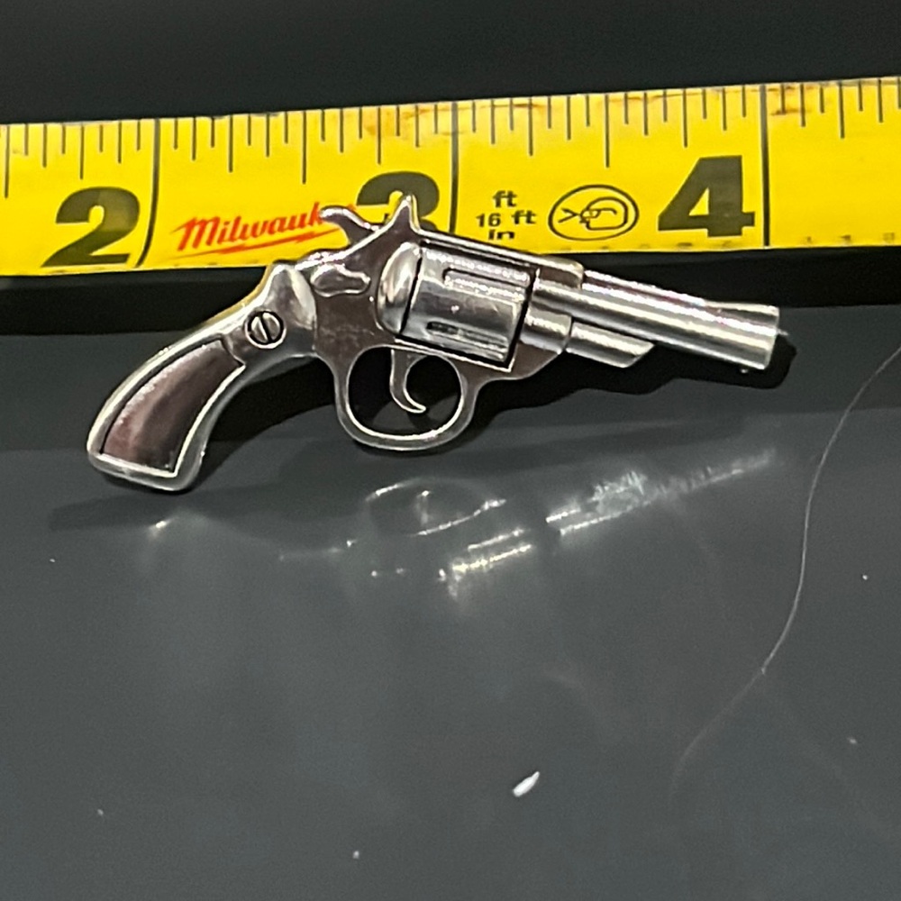 Pistol brooch